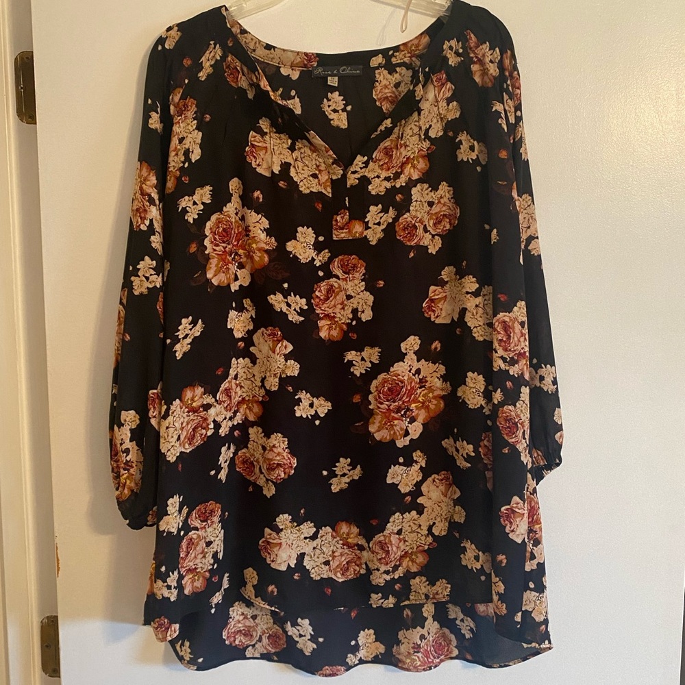 Boutique Black and Cream Floral Blouse || 2x